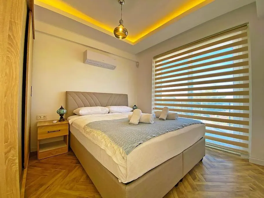 Paris A Villa, Oezel Havuzlu, Φετιγιέ