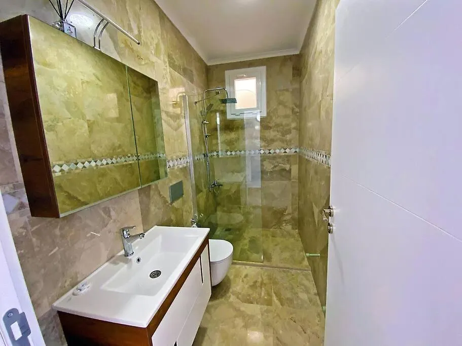 Paris A Villa, Oezel Havuzlu, Φετιγιέ